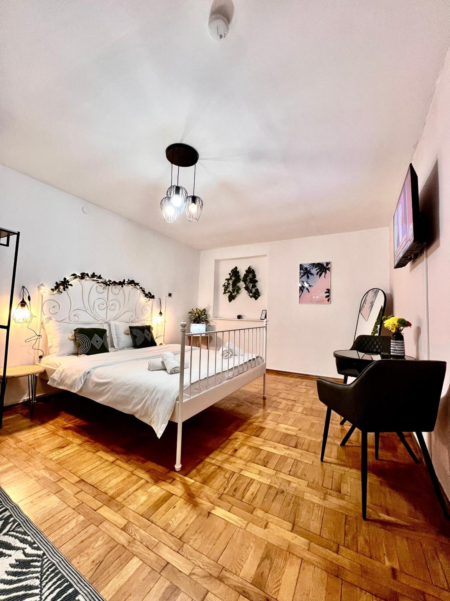Old Town City Center Apartments Брашов Экстерьер фото